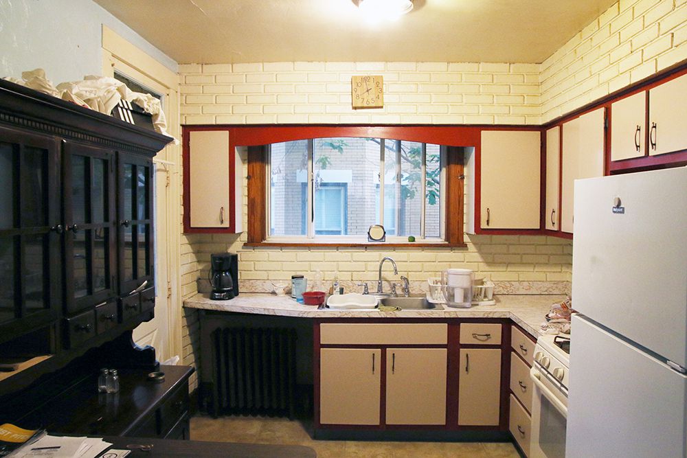 Phòng bếp trước khi cải tạo chật chội, sắc màu kết hợp lạc điệu.