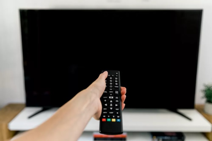 Hãy đảm bảo tivi của bạn được tắt nguồn trước khi bắt tay vào vệ sinh màn hình.