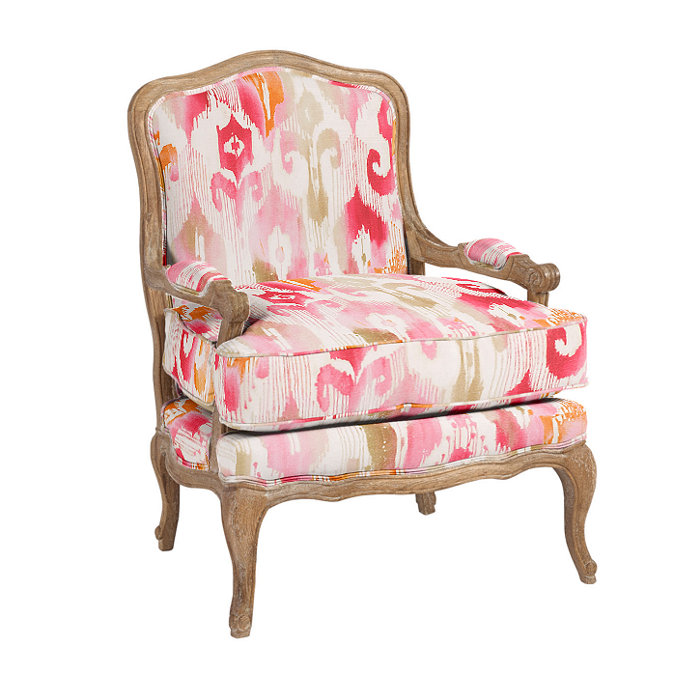 Chiếc ghế bành kiểu cổ điển của Pháp với phần khung làm bằng gỗ sồi.
