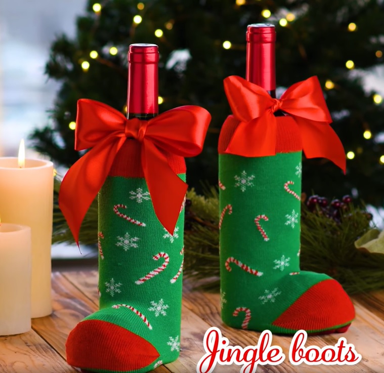 Thắt thêm một chiếc nơ đỏ bên trên và đặt “đôi ủng” Giáng sinh lên bàn tiệc nhé!