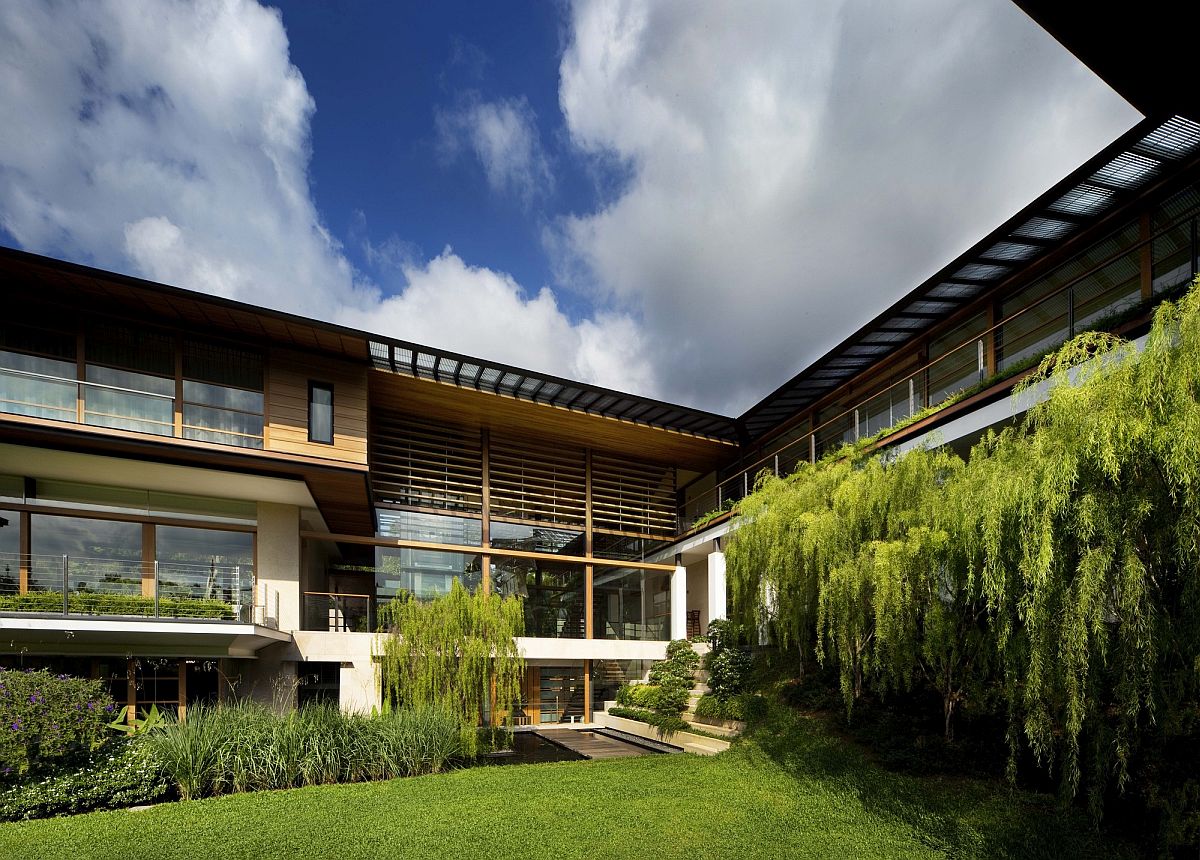 Tembusu House dành nhiều không gian trên khu đất rộng lớn để trồng cây xanh, tạo nên sự thu hút về mặt thị giác cho bất cứ ai mới bước vào nhìn ngắm.