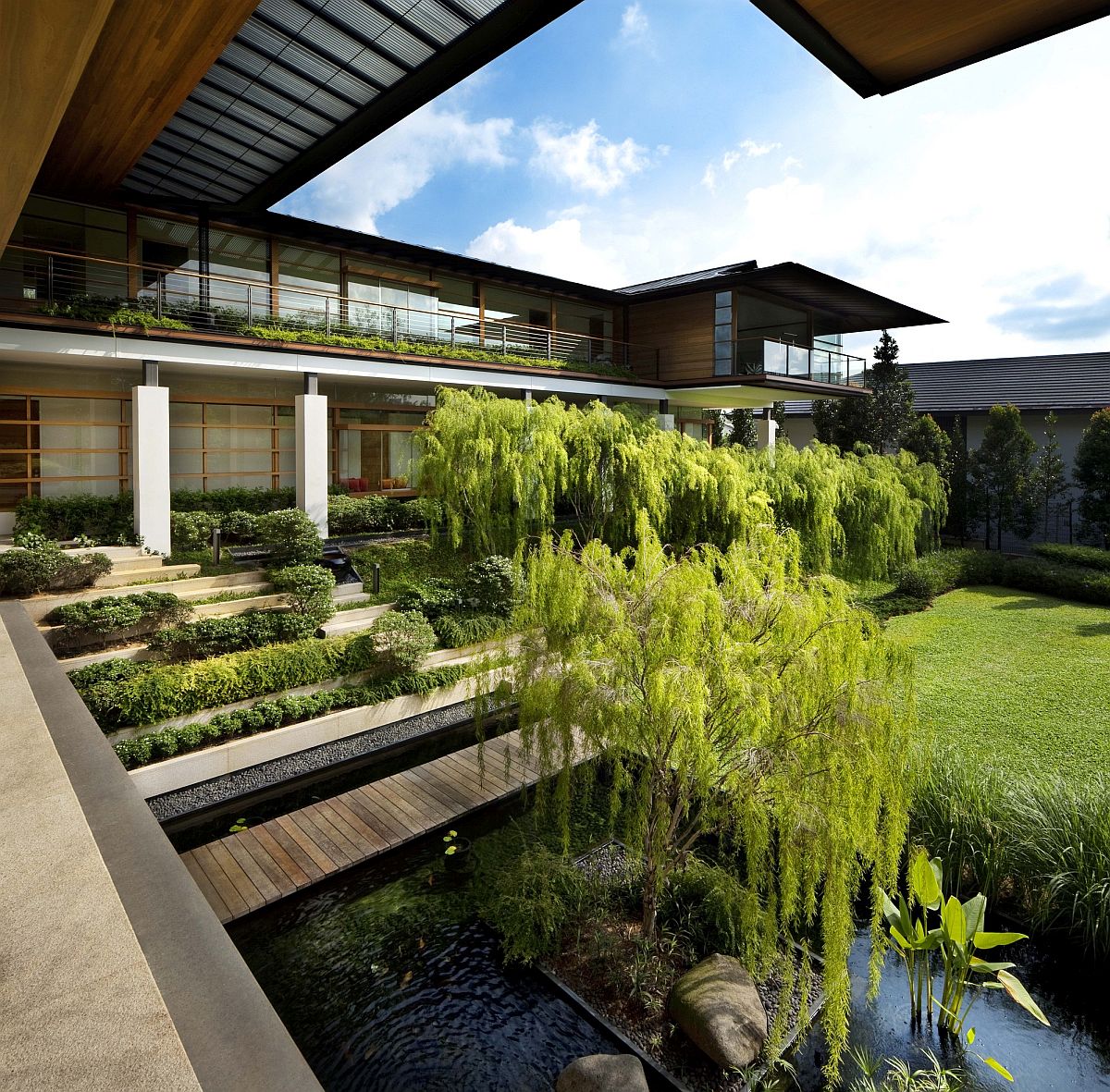 Cấu trúc của Tembusu House được bao phủ bởi một mái nhà lớn, kiểu dáng đẹp với phần mái nhô cao, bảo vệ ngôi nhà chống lại các kiểu thời tiết khắc nghiệt. Khu vườn trên mái vừa phủ xanh không gian vừa là “máy điều hòa không khí” tự nhiên.