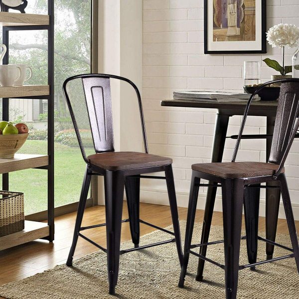 Một thiết kế tương tự như chiếc ghế đầu tiên nhưng có kích thước cao hơn, phù hợp cho khu vực quầy bar ăn sáng, đồng thời tích hợp cả phần gác chân để tạo cảm giác thoải mái nhất cho người sử dụng khi ngồi ở bàn ăn cao.