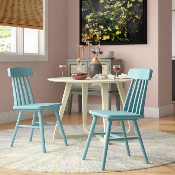 Nhẹ nhàng, xinh xắn là tính từ miêu tả về những chiếc ghế nhỏ nhắn này. Chúng được làm từ vật liệu gỗ sơn màu xanh pastel dịu nhẹ, hài hòa với tổng thể của căn phòng, nơi cũng chọn các gam màu nhẹ nhàng như hồng phấn, trắng và xám nhạt làm điểm nhấn.