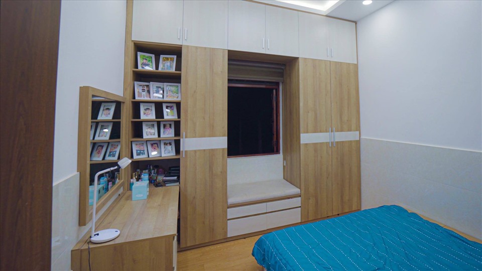 Phòng ngủ của cô em gái được thiết kế theo phong cách tối giản, đáp ứng đầy đủ tiện nghi học tập và sinh hoạt.