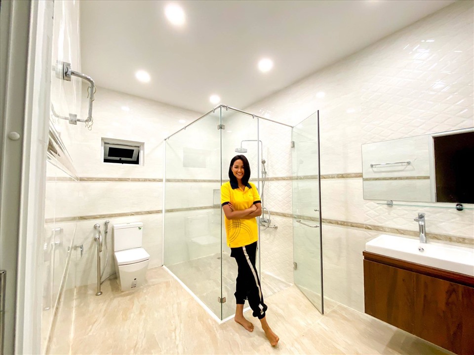 Phòng tắm được thiết kế sang trọng với tông màu trắng chủ đạo, cửa kính trong suốt phân vùng phòng tắm và nhà vệ sinh tạo cảm giác thông thoáng. Các thiết bị tiện nghi cũng được lắp đặt để mọi người trong gia đình sinh hoạt thuận tiện hơn so với ngôi nhà cũ trước đó.