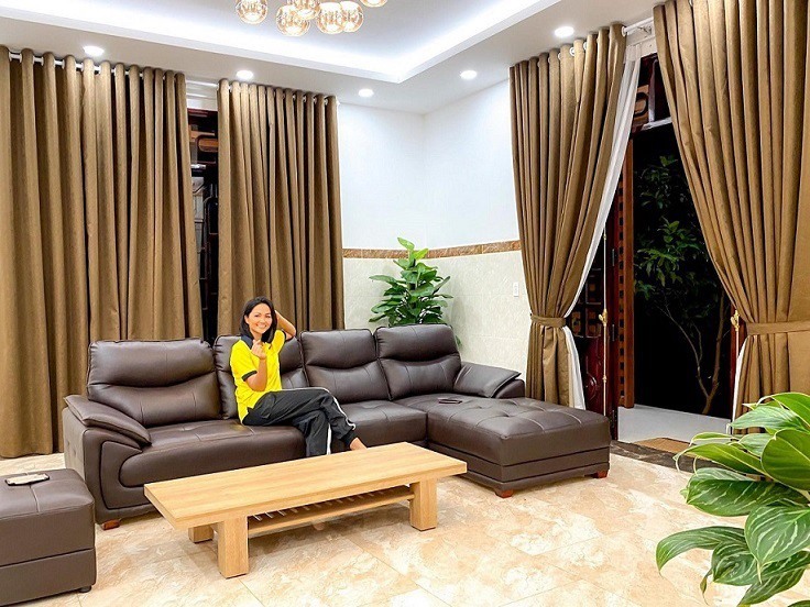 Phòng khách được bố trí ghế sofa góc cỡ lớn, êm ái, tạo cảm giác thoải mái nhất cho người sử dụng. Chiếc bàn nước bằng gỗ cũng tạo cảm giác thân tình và gần gũi đối với khách đến thăm nhà.