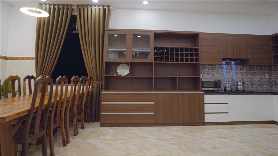 Khu vực phòng bếp được thiết kế với tủ bếp kiểu dáng chữ L phù hợp với cấu trúc của ngôi nhà. Nội thất bằng gỗ với nhiều tông màu sáng tối được chọn lựa tối đa nhằm mang đến sự mộc mạc cho không gian sống.