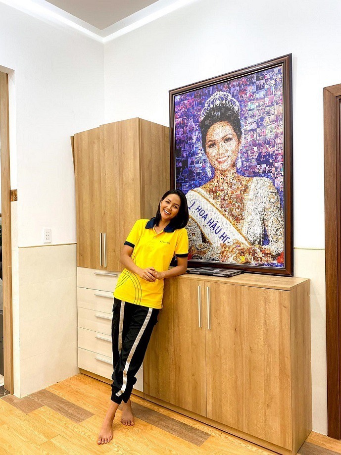 Căn phòng riêng của H’Hen Niê cũng lựa chọn gỗ làm vật liệu chủ đạo. Tại đây, nàng Hậu treo bức tranh kỷ niệm, tái hiện hình ảnh cô đăng quang Hoa hậu Hoàn vũ ngày nào.