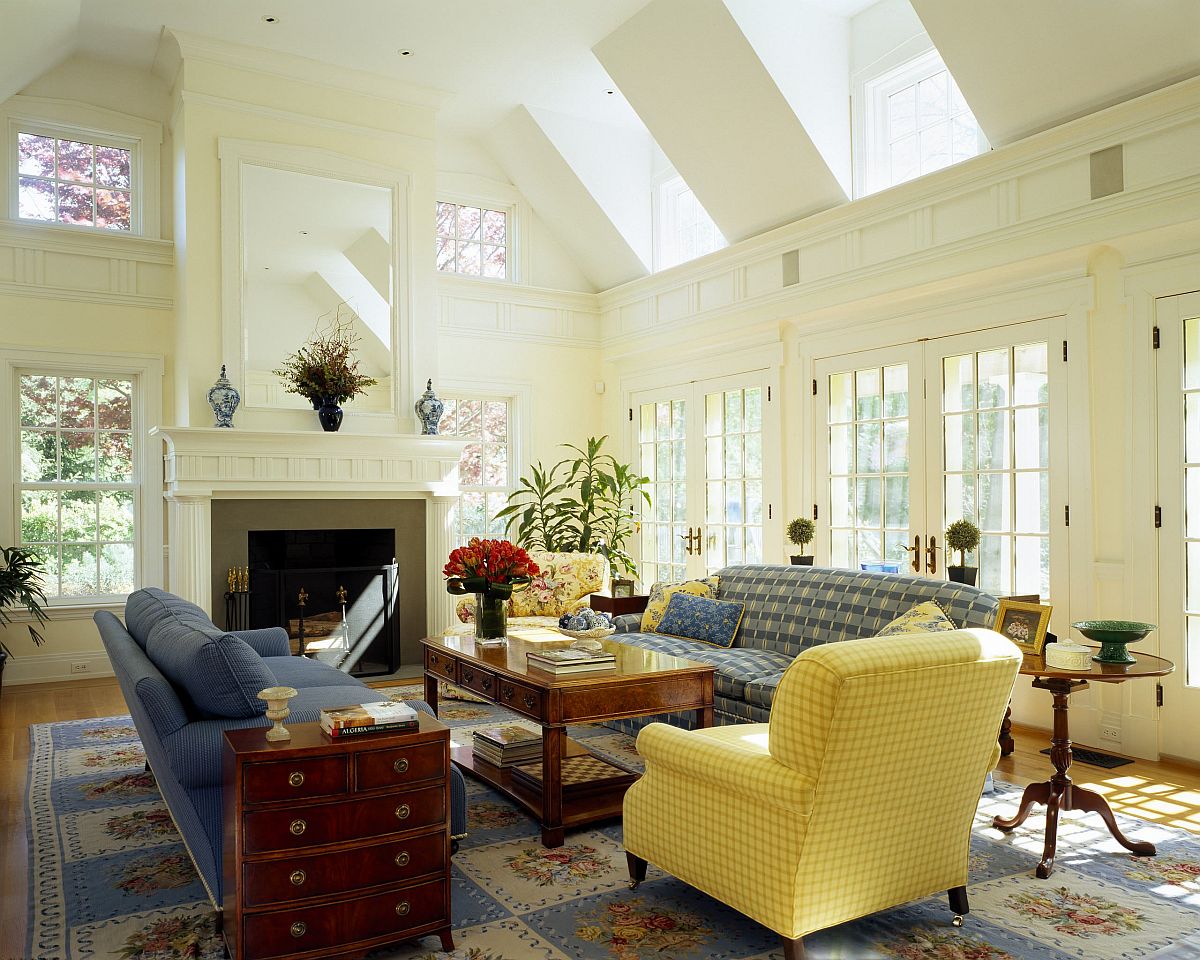 Rất nhiều cửa sổ trần và cửa sổ lớn mang lại nguồn ánh sáng tự nhiên, dồi dào và miễn phí cho phòng khách.