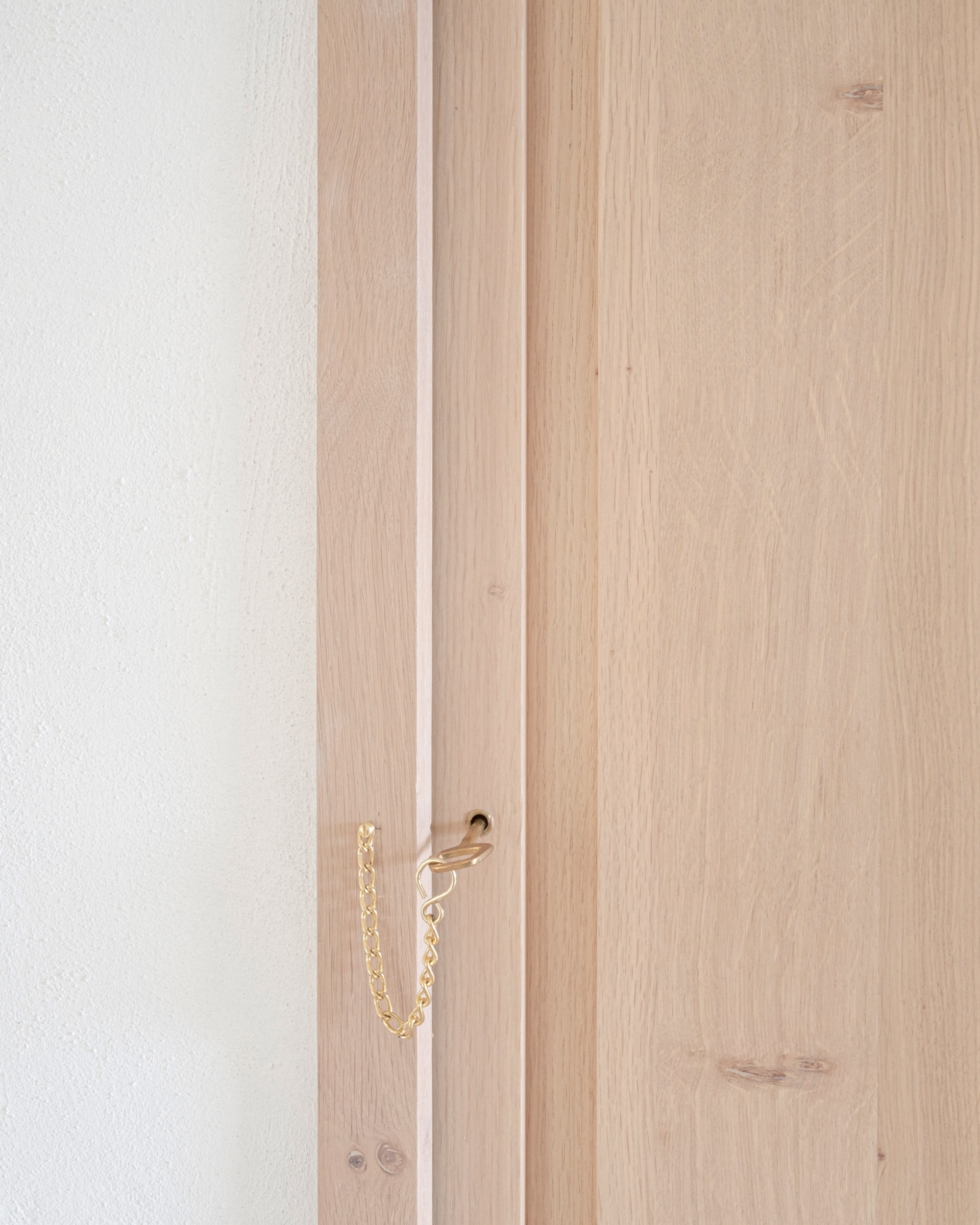 Từng chi tiết nhỏ nhất trong ngôi nhà đều được trau chuốt một cách vô cùng tinh tế. Chẳng hạn như chi tiết chìa khóa cửa kim loại mạ vàng đồng nổi bật trên phông nền là cánh cửa bằng gỗ này chẳng hạn.