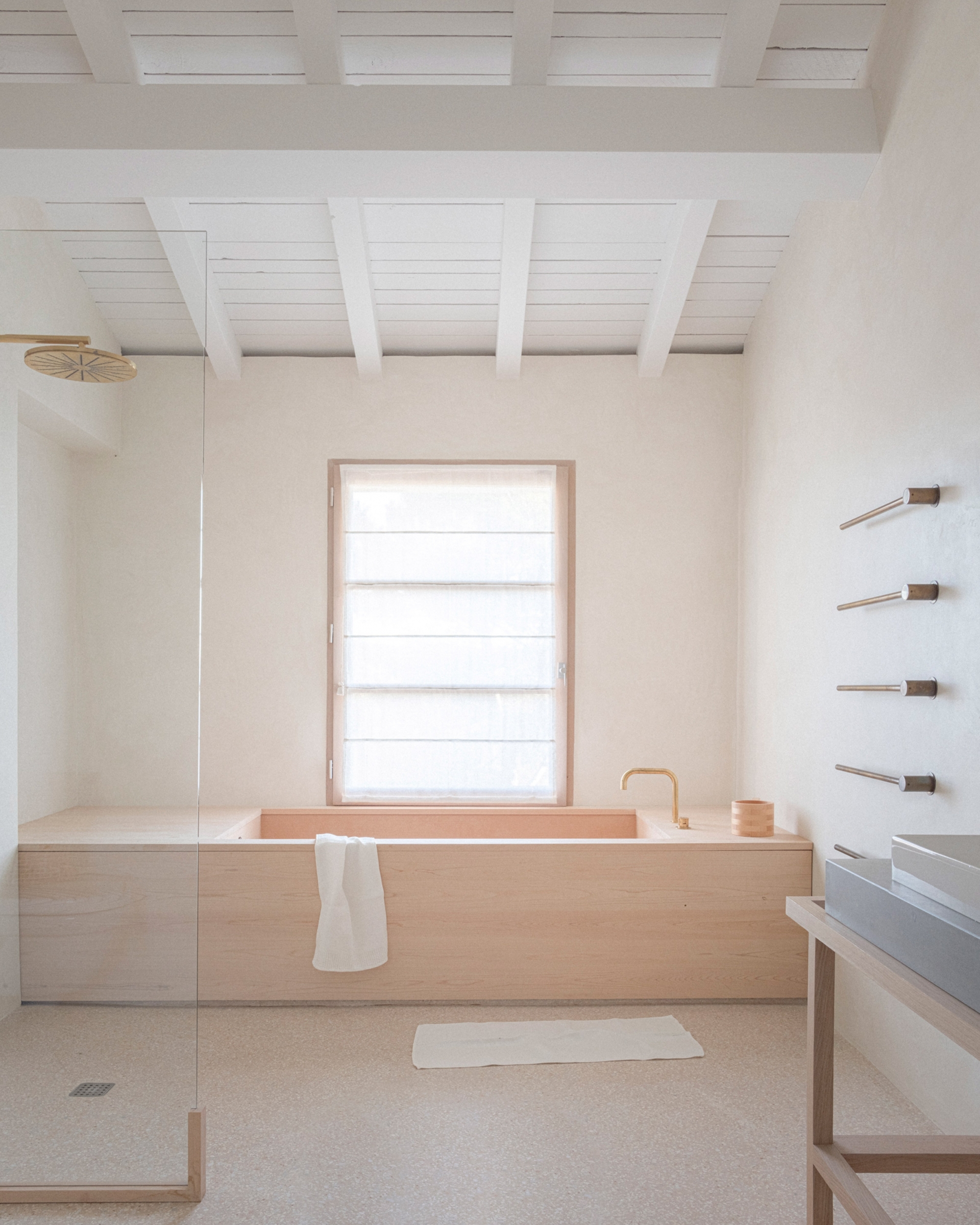 Trong phòng tắm, bồn tắm đặt làm riêng được làm từ gỗ cây bách Hinoki - có nguồn gốc từ Nhật Bản. Một tấm kính cao, trong suốt được sử dụng để phân cách bồn tắm với phần còn lại của không gian.