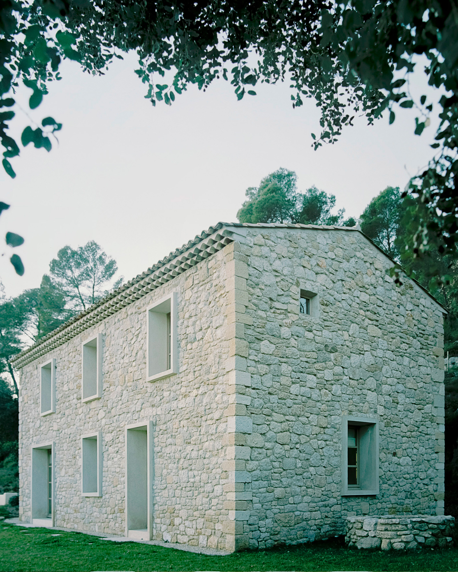 Mercier giữ nguyên đá từ cấu trúc ban đầu của trang trại để tạo thành mặt tiền của ngôi nhà.