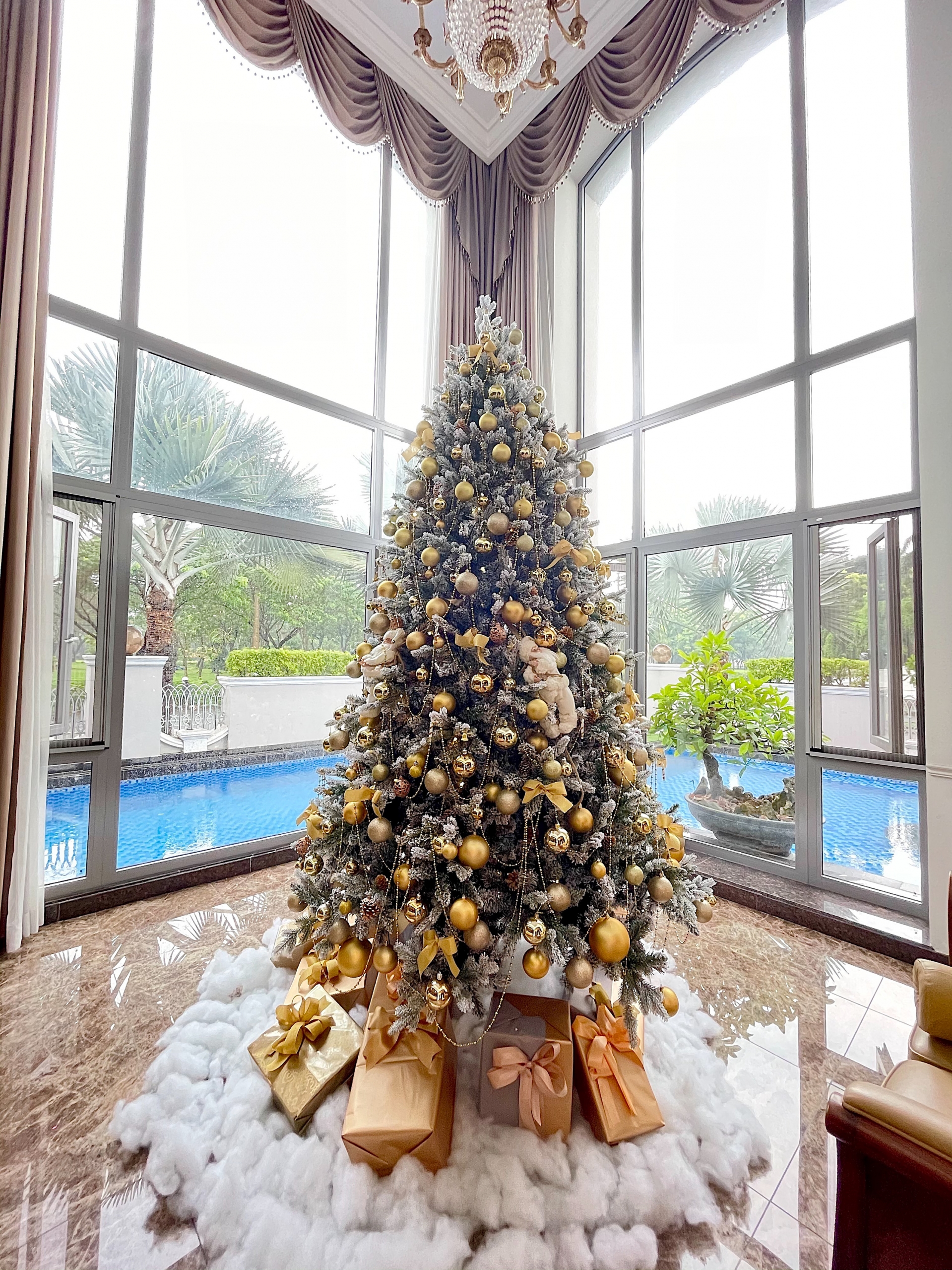 Bảo Thy đặc biệt đầu tư cho cây thông Noel - biểu tượng chính của mùa lễ hội.