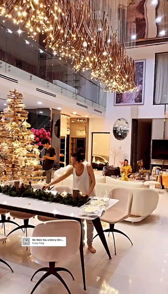 Các căn biệt thự cực hoành tráng của sao Việt khi 'lên đồ' đón Giáng sinh - Ảnh 21
