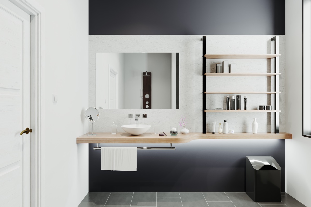 Lại là một mẫu tủ vanity tối giản, rất hợp cho phòng tắm nhỏ. Vẫn là kệ gỗ sáng màu nhưng bên dưới tích hợp thanh treo kim loại mạ crôm, bồn rửa đơn giản nhưng tinh tế, góc phải có cả kệ gắn tường nhiều tầng tiện ích.
