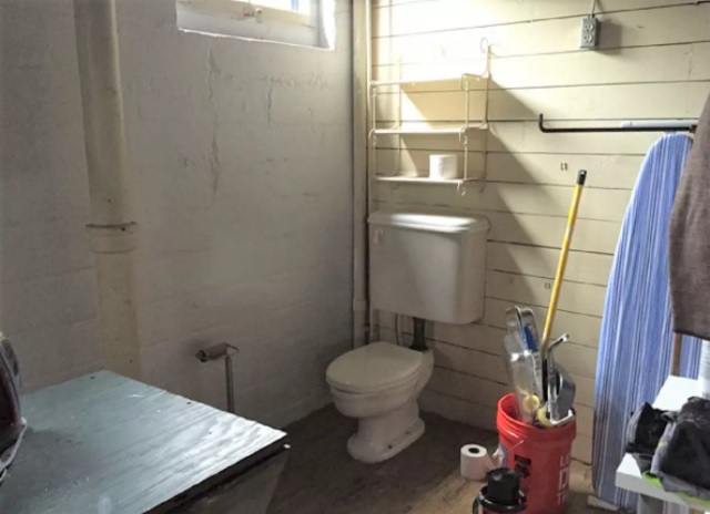 Phòng tắm cũ kỹ với bức tường gồ ghề, nội thất đơn sơ, đồ dùng vệ sinh thì để bừa bộn,...