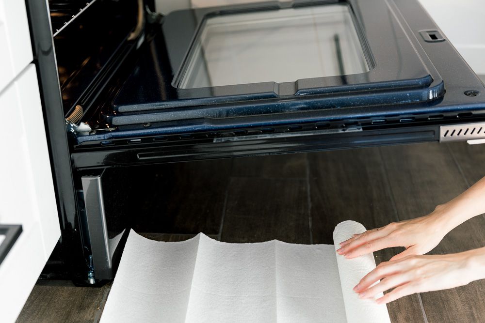 Đặt khăn giấy hoặc giấy báo trên sàn để hứng hỗn hợp tẩy rửa văng ra.