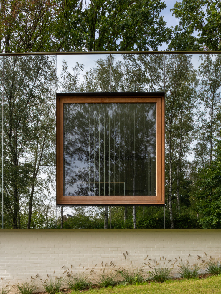 Văn phòng kiến trúc 'ẩn nấp' hoàn hảo trong rừng nhờ ốp gương xung quanh - Ảnh 5
