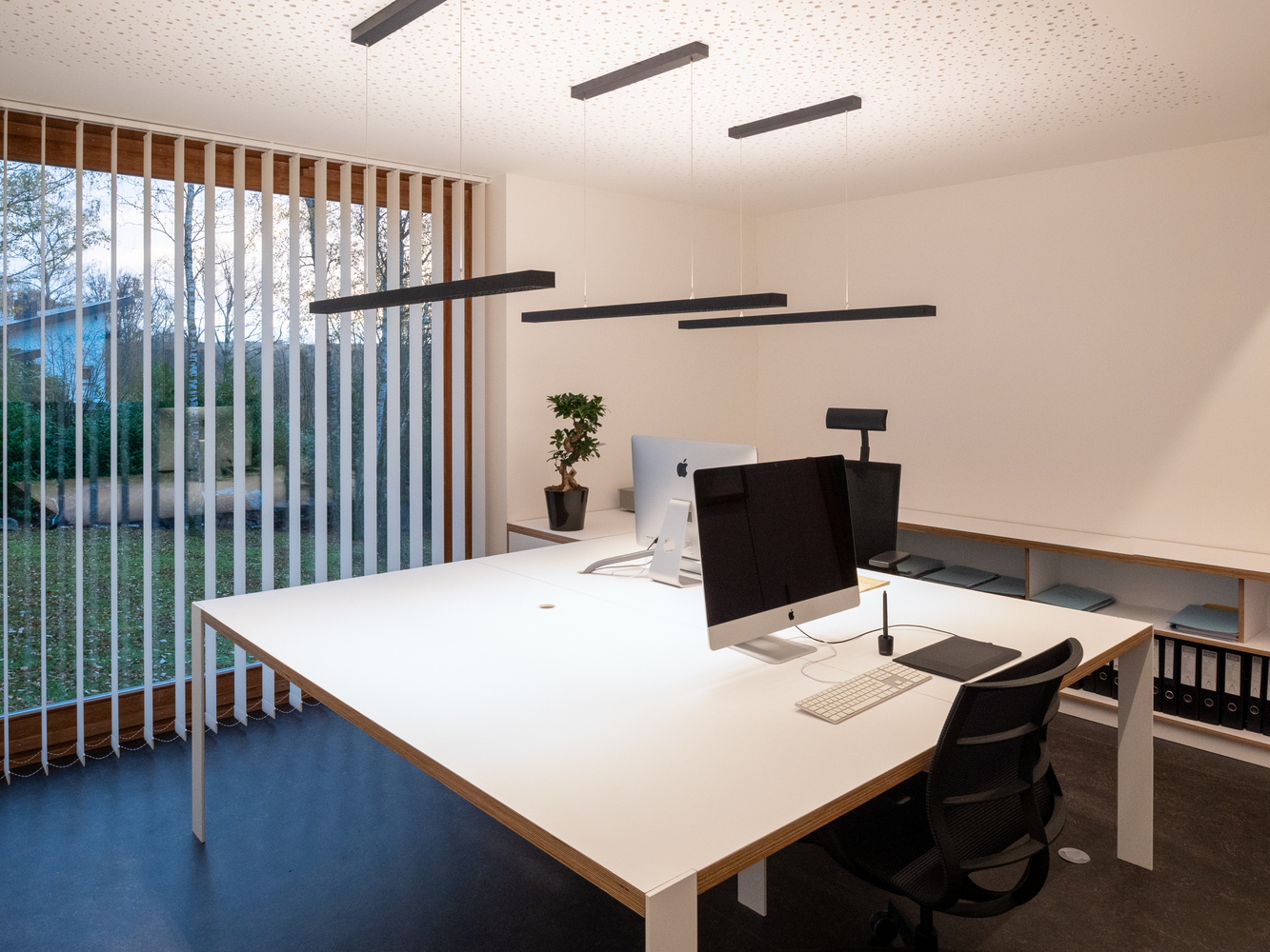 Bên trong là không gian dành cho phòng họp và các phòng kỹ thuật của một studio kiến trúc. 