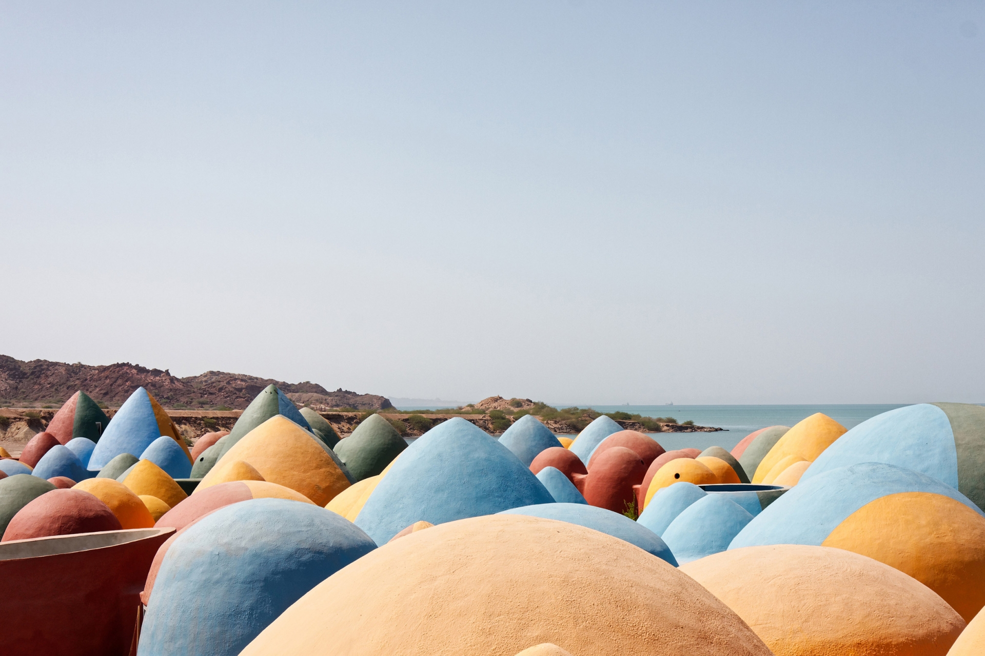 Chiêm ngưỡng ngôi làng với những mái vòm đầy màu sắc trên đảo Hormuz, Iran - Ảnh 17