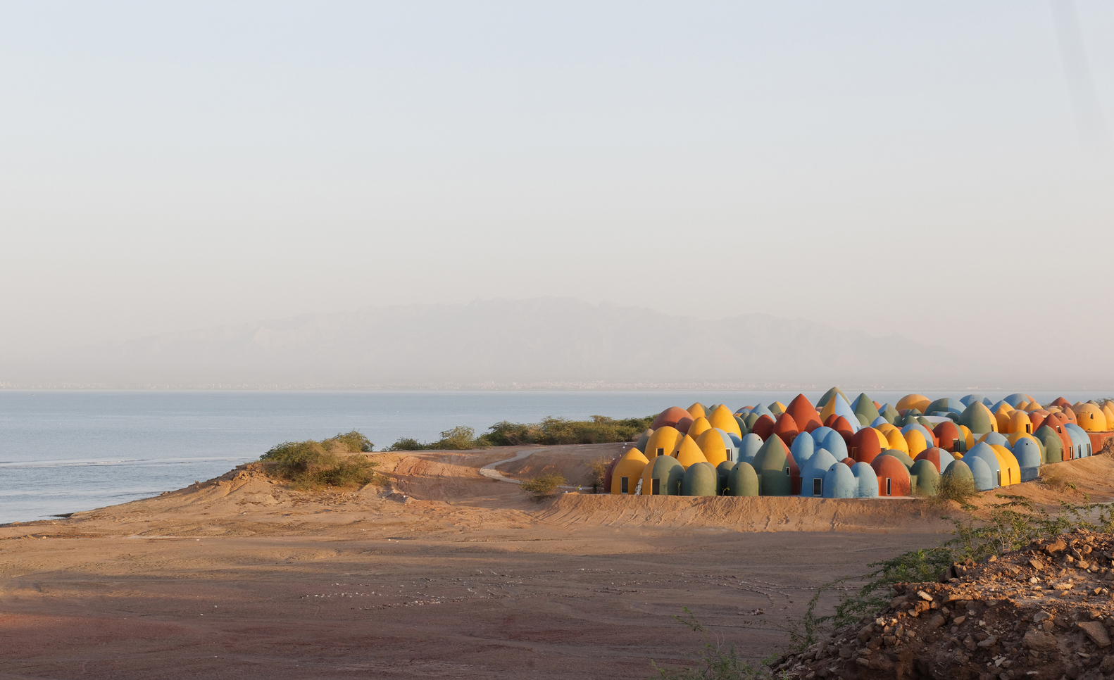 Chiêm ngưỡng ngôi làng với những mái vòm đầy màu sắc trên đảo Hormuz, Iran - Ảnh 2