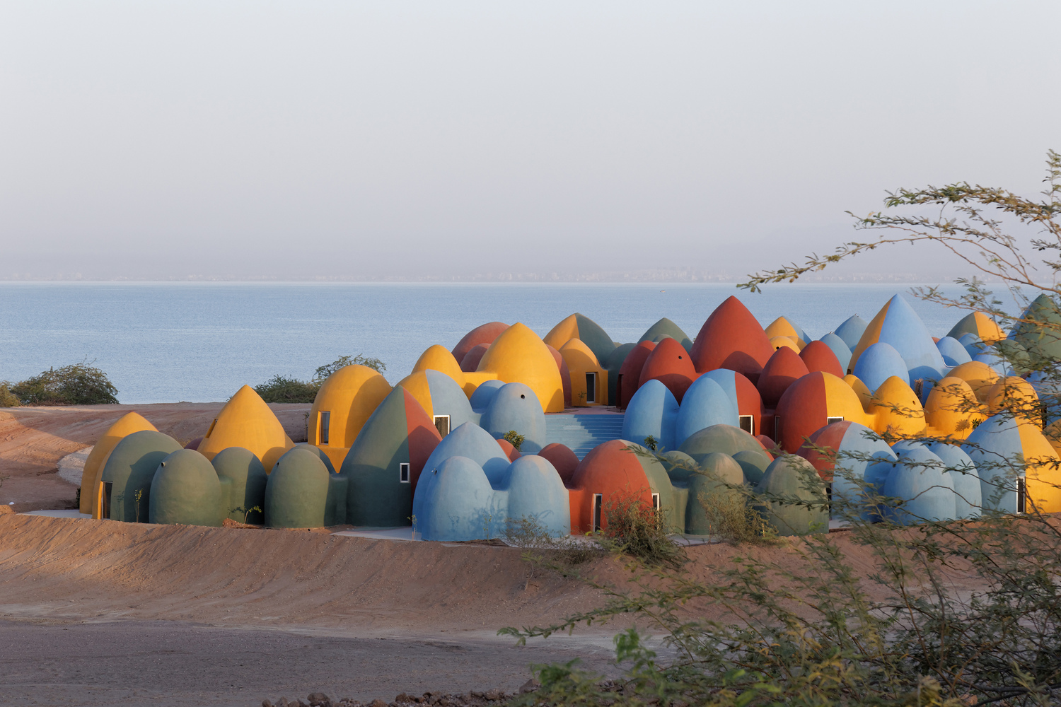 Ngôi làng sở hữu 200 ngôi nhà mái vòm đẹp như truyện cổ tích ở đảo Hormuz - Ảnh 3