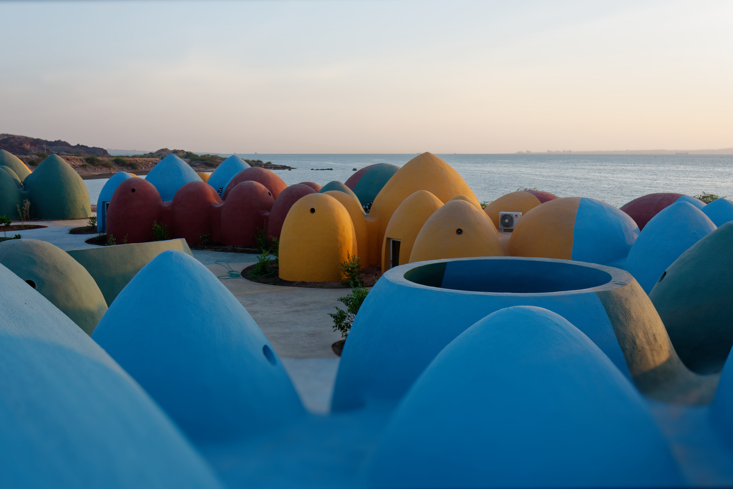 Chiêm ngưỡng ngôi làng với những mái vòm đầy màu sắc trên đảo Hormuz, Iran - Ảnh 6