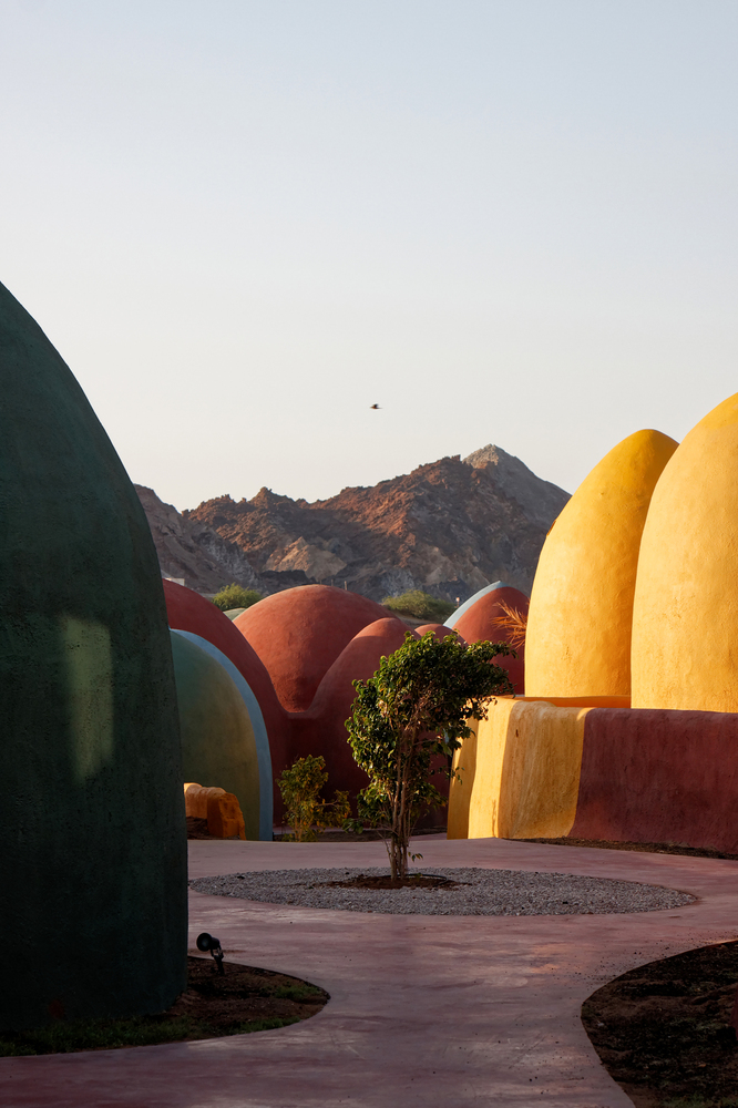 Chiêm ngưỡng ngôi làng với những mái vòm đầy màu sắc trên đảo Hormuz, Iran - Ảnh 7