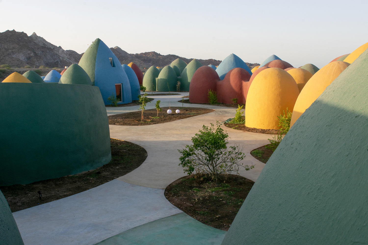 Chiêm ngưỡng ngôi làng với những mái vòm đầy màu sắc trên đảo Hormuz, Iran - Ảnh 8