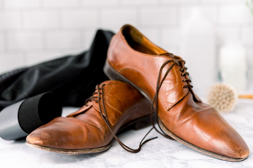 Nếu không giải quyết nhanh chóng, nấm mốc có thể làm đổi màu, hỏng bề mặt giày da vĩnh viễn.