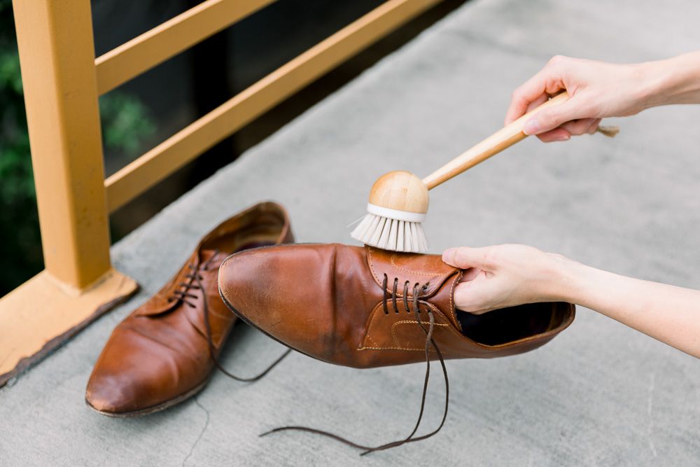 Sử dụng bàn chải lông mềm hoặc một miếng vải khô để lau sạch bề mặt giày.