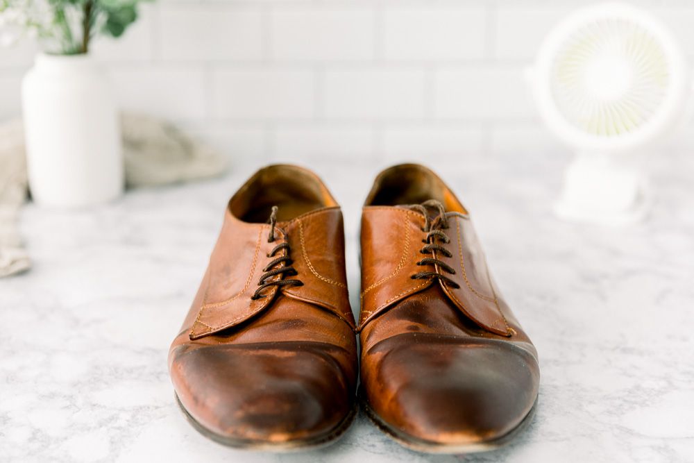 Đặt giày lên giá treo chắc chắn hoặc bề mặt phẳng để phơi khô tự nhiên.
