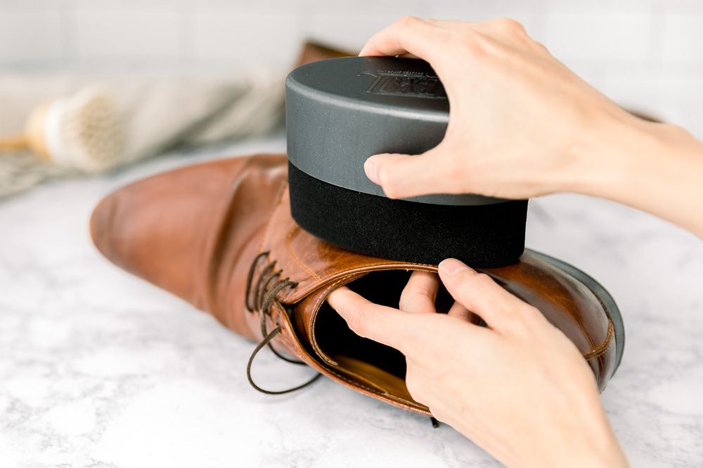 Sử dụng sáp, kem, dung dịch bảo dưỡng dành riêng cho đồ da thoa nhẹ nhàng để làm cho bề mặt giày được mềm mại.
