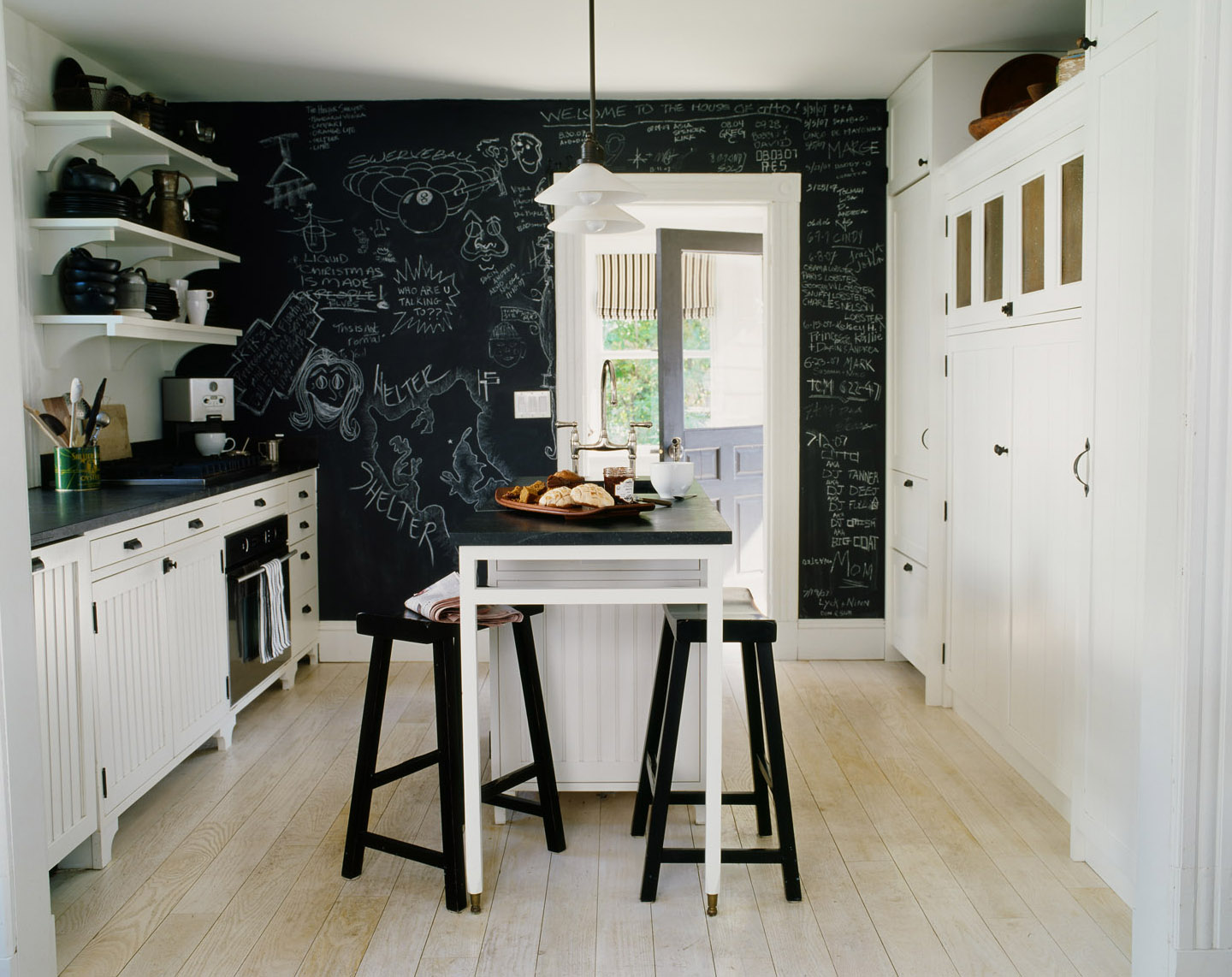 Phòng bếp với gam màu trắng chủ đạo bỗng trở nên nổi bật hơn nhờ bức tường sơn bảng đen ấn tượng. Chủ nhân của nó có thể ghi chú, vẽ thật nhiều hình ảnh để khu vực nấu nướng trở nên vui nhộn và có chiều sâu hơn hẳn.