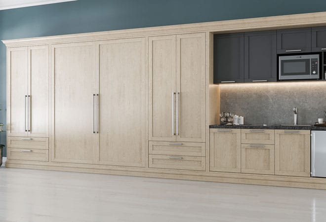 Thoạt nhìn vào phòng bếp này, bạn sẽ nghĩ bên cạnh khu vực nấu nướng là hệ thống tủ lưu trữ rộng rãi với vật liệu gỗ sáng màu đồng bộ với tủ bếp dưới.