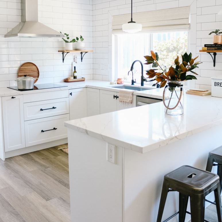 Phòng bếp sử dụng màu trắng làm chủ đạo kết hợp với các điểm nhấn tinh tế, ấn tượng hơn.