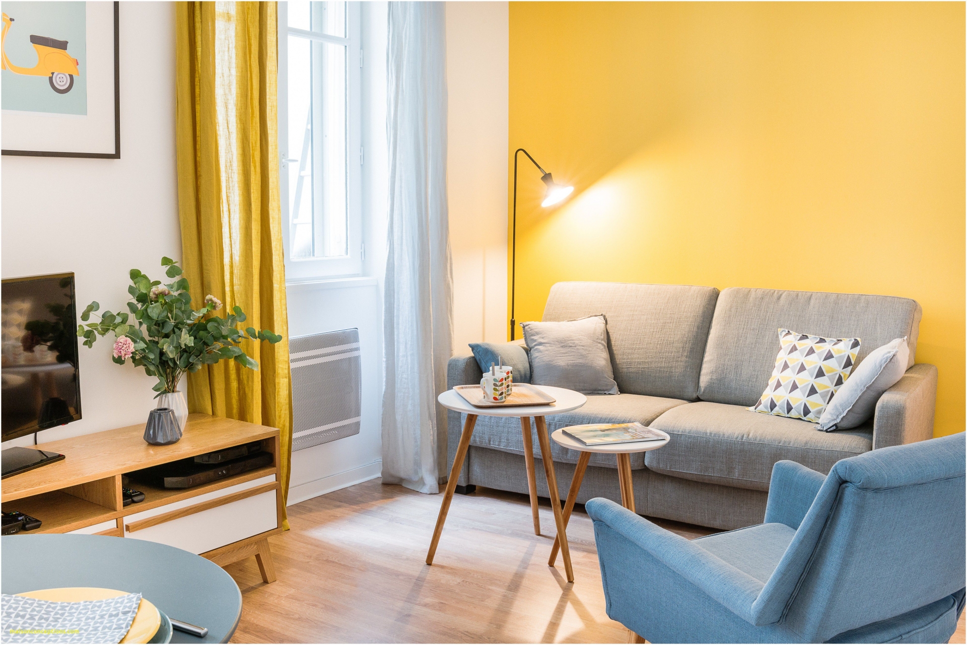 Phòng khách thân thiện, ấm áp và đầy quyến rũ với gam màu vàng, xanh lam và xám.