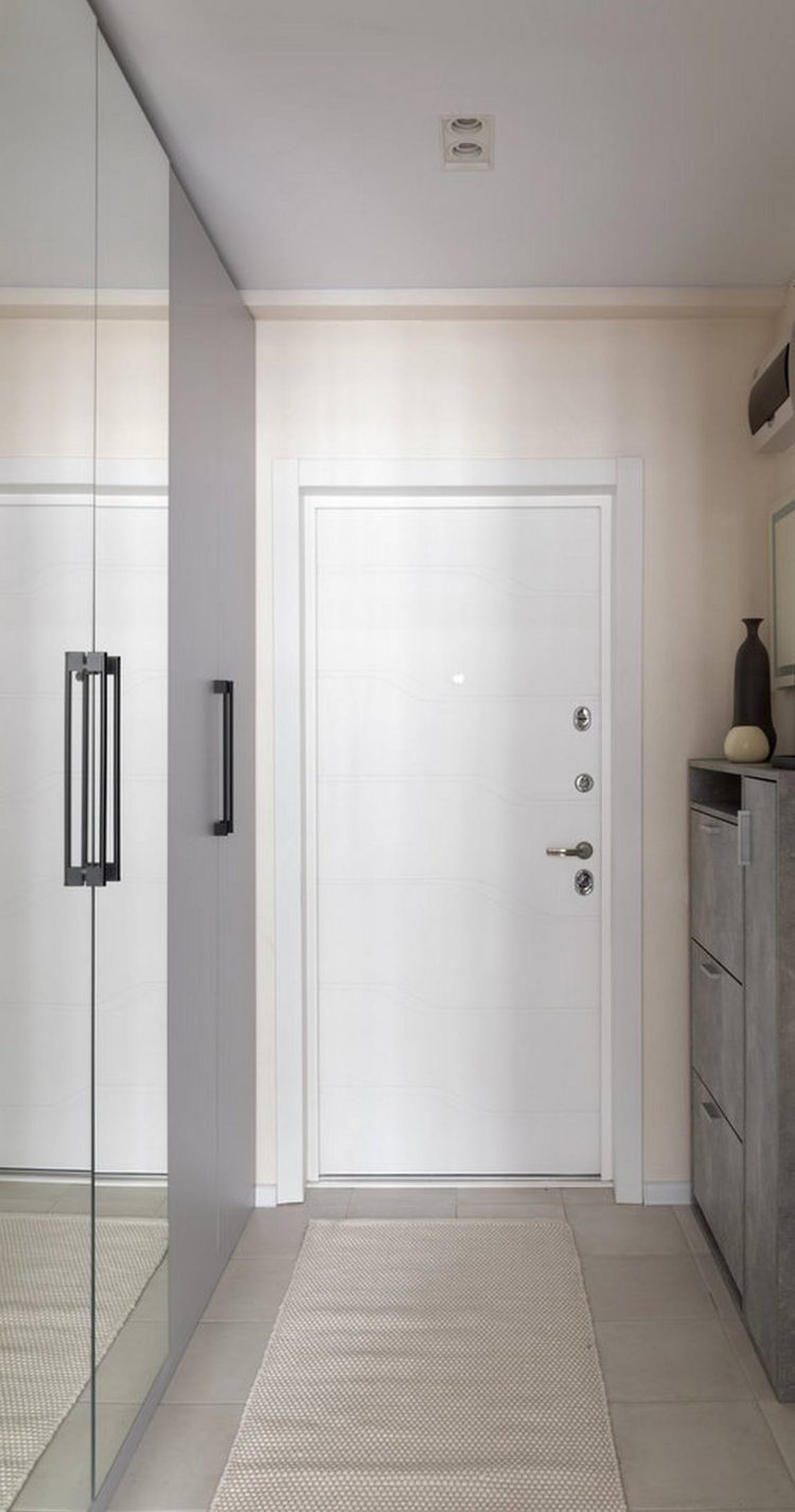 Căn hộ được thiết kế theo phong cách tối giản nên ngay từ lối vào nhà, bạn đã thấy sự nhẹ nhàng, đơn sắc, từ cánh cửa sơn trắng đến tấm thảm trải sàn vô cùng giản dị. 
