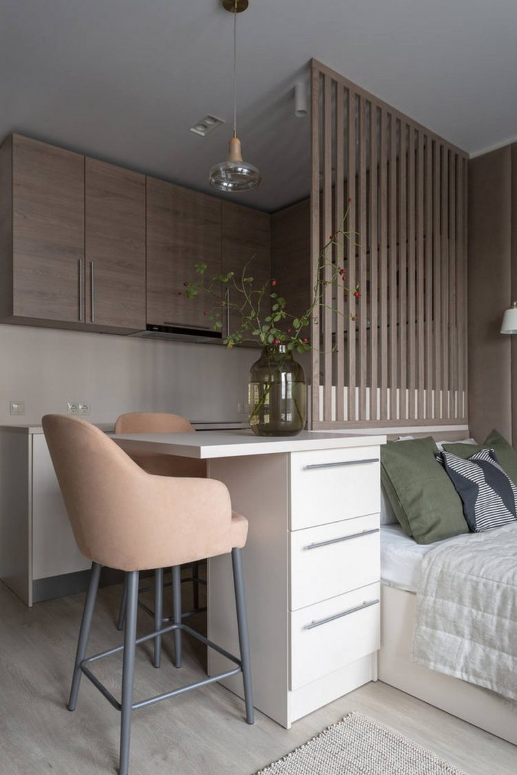 Phòng ngủ được bố trí đối diện khu vực tiếp khách, nằm liền kề phòng bếp và được phân tách bởi lam gỗ tương tự như góc làm việc tại gia tạo nên sự đồng nhất trong thiết kế.