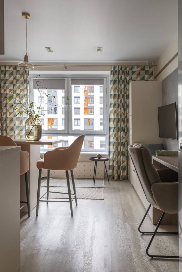 Bảng màu chính của căn hộ bao gồm: Màu be, xanh xám, hồng đào và gỗ tự nhiên. Ô cửa sổ nhỏ được tận dụng tối đa để căn hộ đón nhận ánh nắng tự nhiên thoáng sáng.