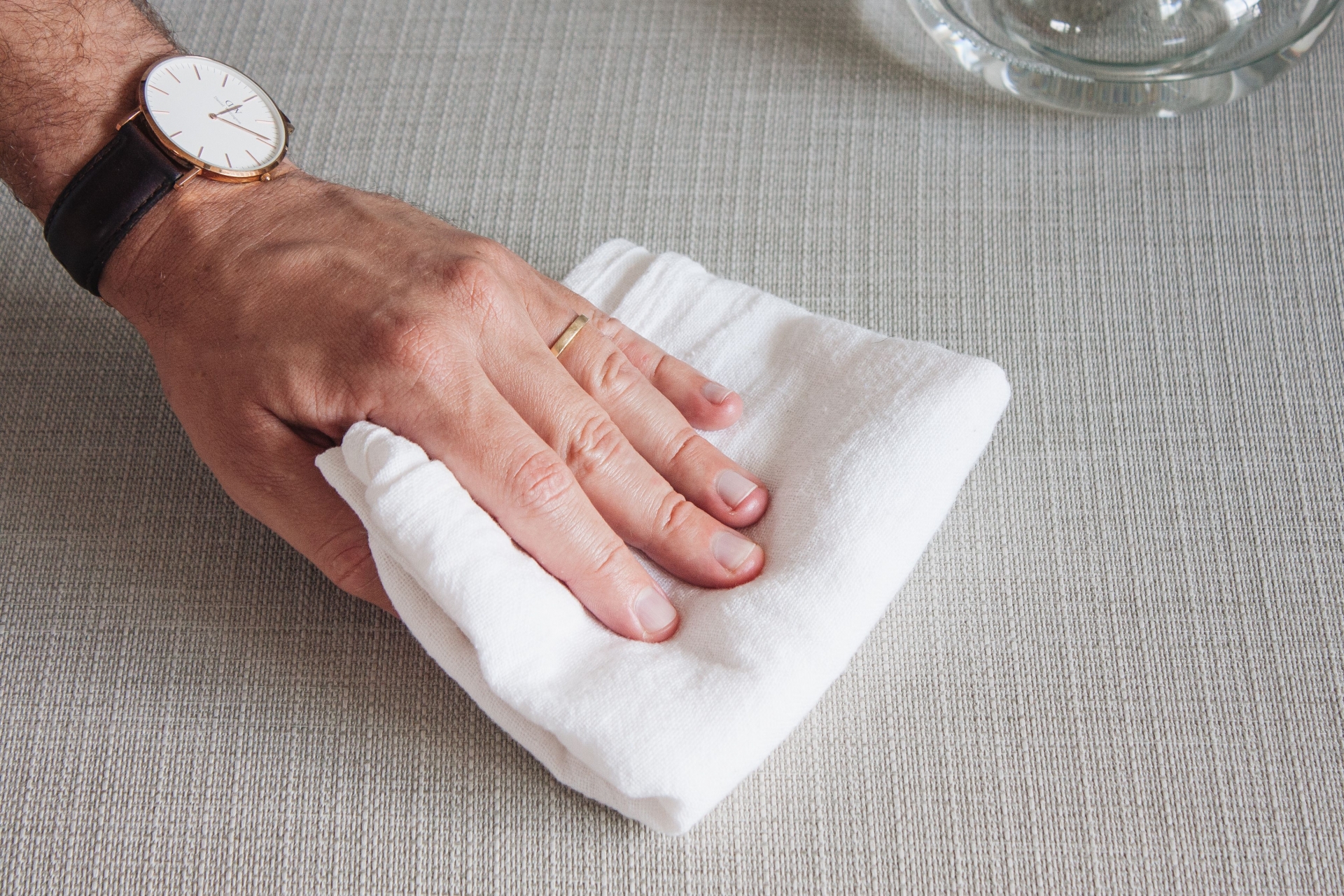 Thấm kỹ bằng khăn/vải khô để hút sạch độ ẩm, để khô tự nhiên hoặc dùng quạt, máy sấy hỗ trợ.