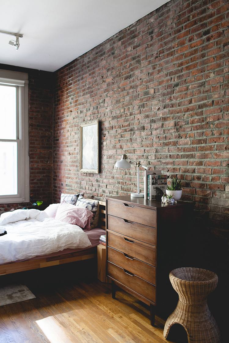 Một phòng ngủ gây ấn tượng bởi toàn bộ bức tường được bao phủ bởi gạch sắc màu nguyên sơ. Không phô trương rực rỡ, không sắc màu kết hợp mà vẫn thu hút vô cùng!