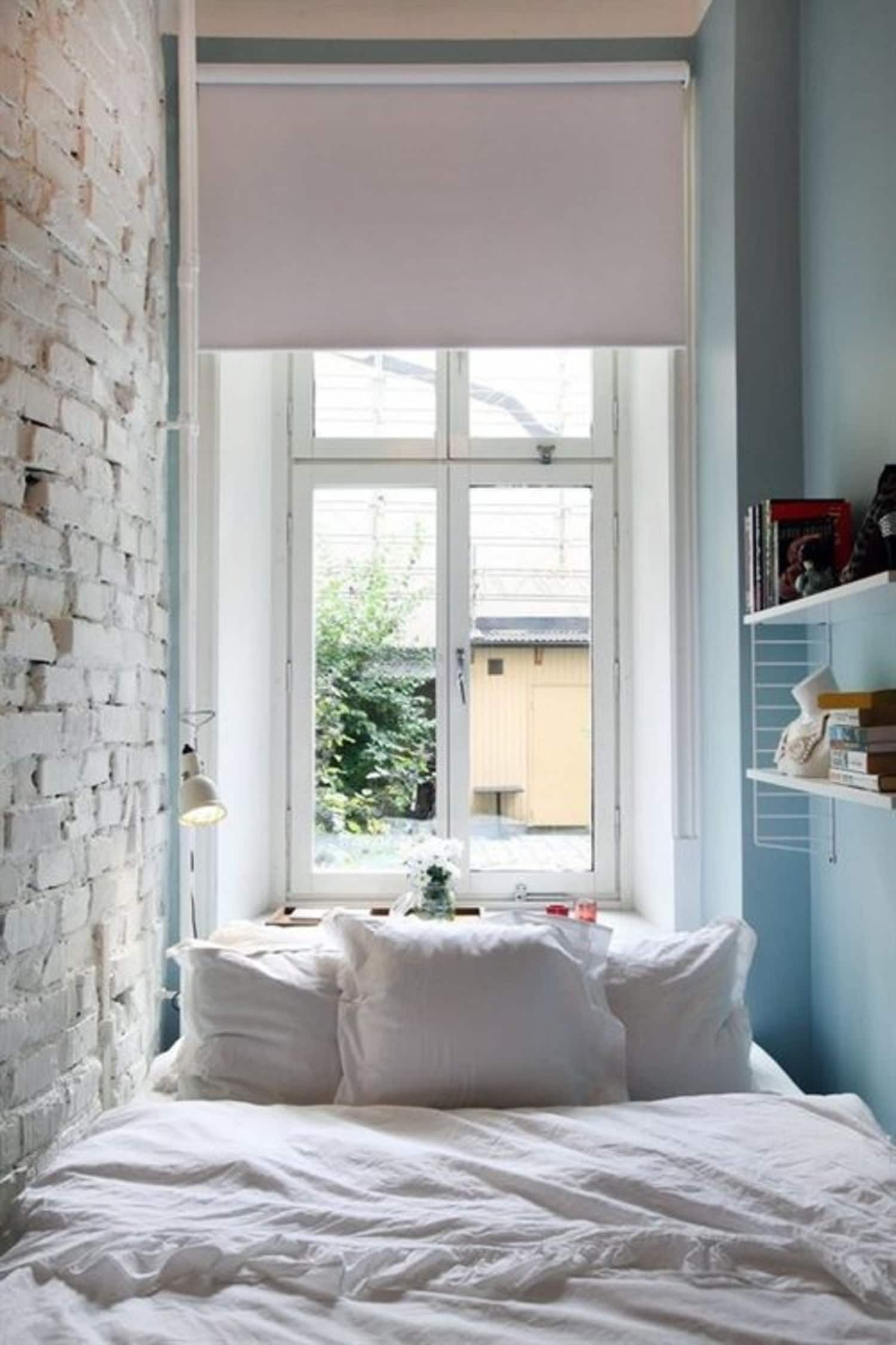 Không gian phòng ngủ siêu nhỏ sở hữu ô cửa xinh xắn và bức tường gạch sơn trắng cho cảm giác mời gọi. Mặc dù diện tích “khiêm tốn” nhưng trông nó rất mời gọi và quyến rũ.