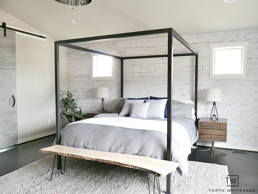 Nếu yêu chuộng phong cách Scandinavian, bạn có thể tham khảo phòng ngủ này. Bức tường được quét vôi trắng cực kỳ đẹp mắt mà không cần thêm phụ kiện trang trí.