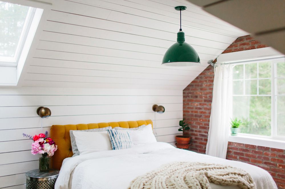 Một nữ blogger đã cải tạo tầng áp mái của mình để tạo ra một phòng ngủ tuyệt đẹp với bức tường gạch ngay vị trí ô cửa sổ đầy nắng ấm cực kỳ lãng mạn và ấm cúng.