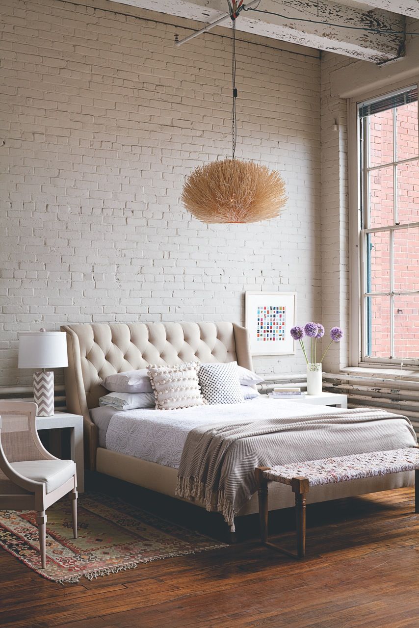Phòng ngủ nhẹ nhàng với gam màu trung tính, bức tường gạch sơn màu xám nhạt vừa nhẹ nhàng vừa tạo sự tương phản đẹp mắt với bức tường bên ngoài khung cửa sổ.
