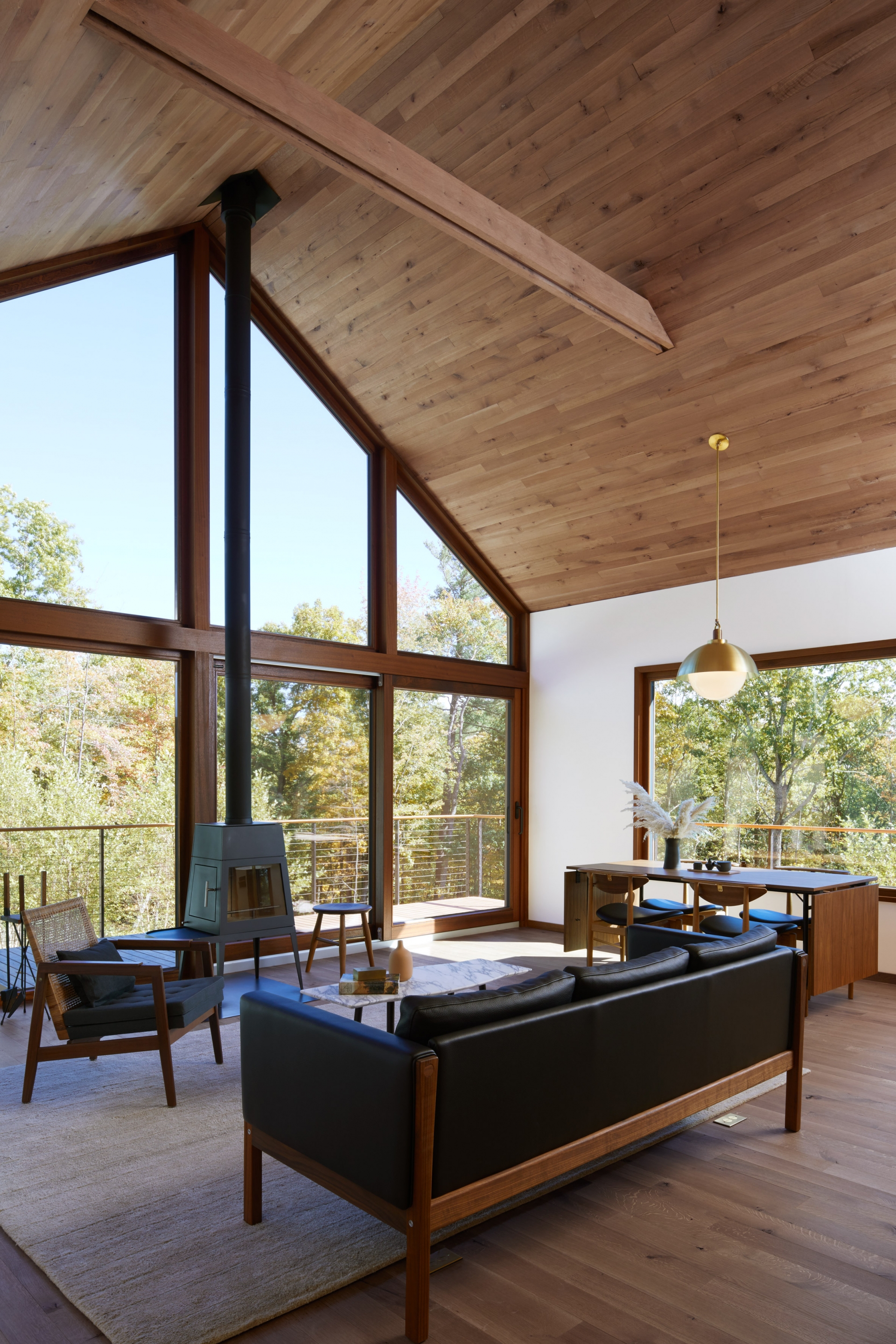 Công trình xây dựng bằng gỗ kết hợp cửa kính trong suốt tạo nên nét quyến rũ tự nhiên. Phòng khách, bếp và phòng ăn được thiết kế mở tạo cảm giác rộng rãi và đón nhận ánh sáng tự nhiên dồi dào.