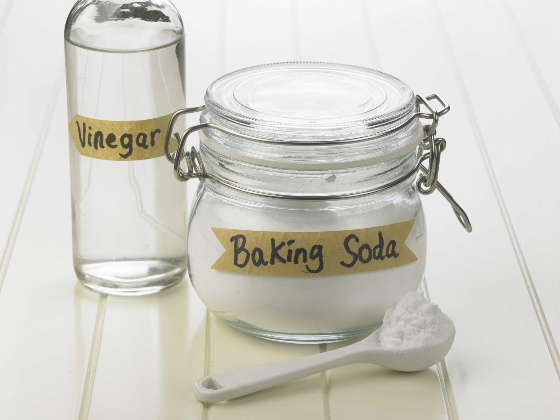 Baking soda có khả năng mài mòn, giấm trắng nguyên chất lại có tính axit.