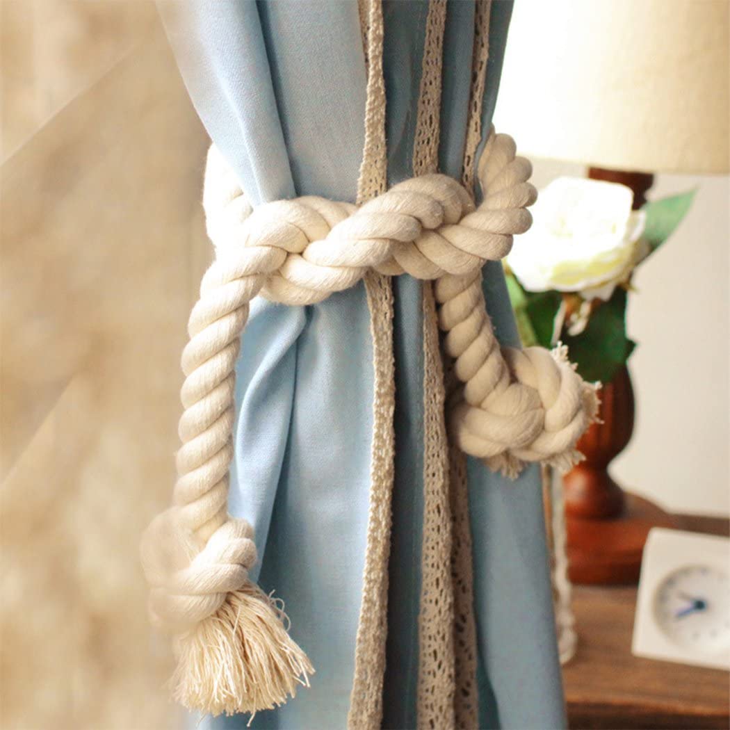Hãy thay thế dây vén rèm đồng bộ với rèm cửa bằng một ý tưởng khác sáng tạo và độc đáo hơn, đó chính là sử dụng dây thừng. 